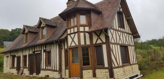 Maison colombage porte et fenêtres en bois